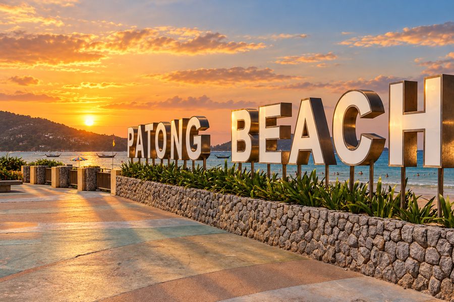 Набережная Патонга со знаком PATONG BEACH на закате