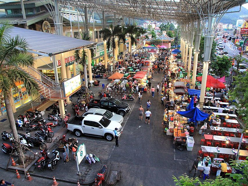 Malin Plaza Patong — Prachanukhro Rd, юг Патонга